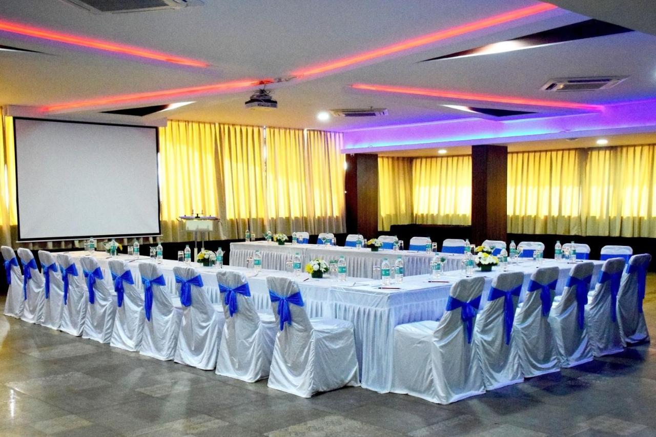 Hotel Citrus Prime Candolm, Goa Candolim Bagian luar foto